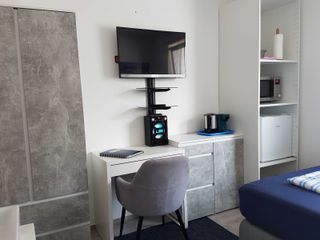 Tv Wand mit Arbeitstisch,Kühlschrank, Microwelle mit Back-und Grillfunktion